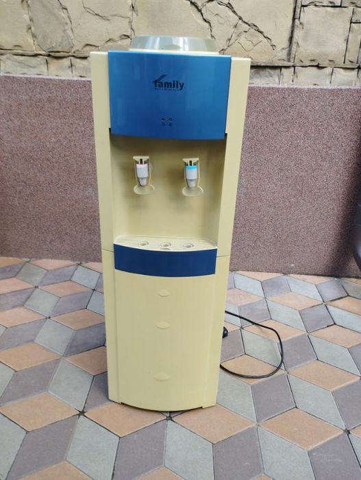 Кулер для води з підігрівом