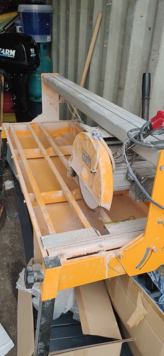 Piła do cięcia płytek na mokro