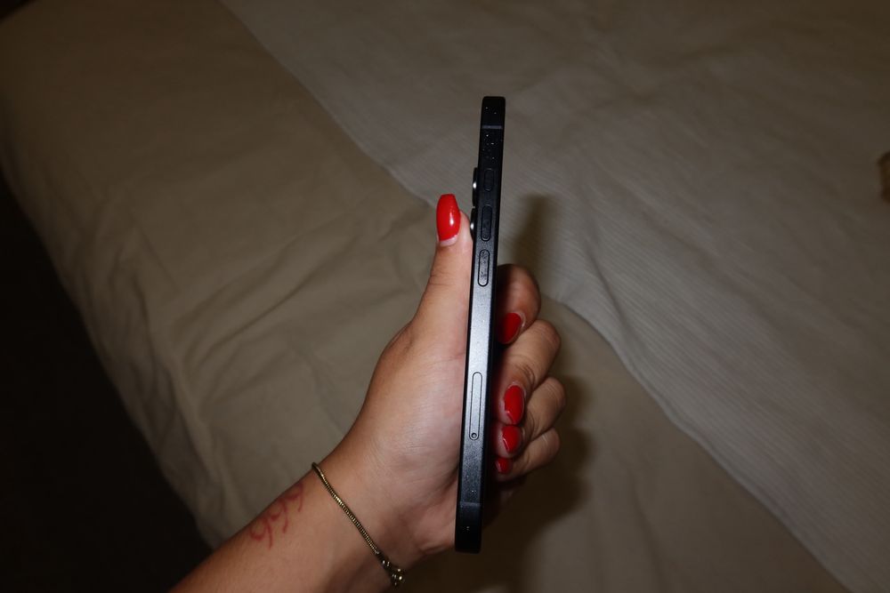 iPhone 16 - 256GB (carregador original + capa)