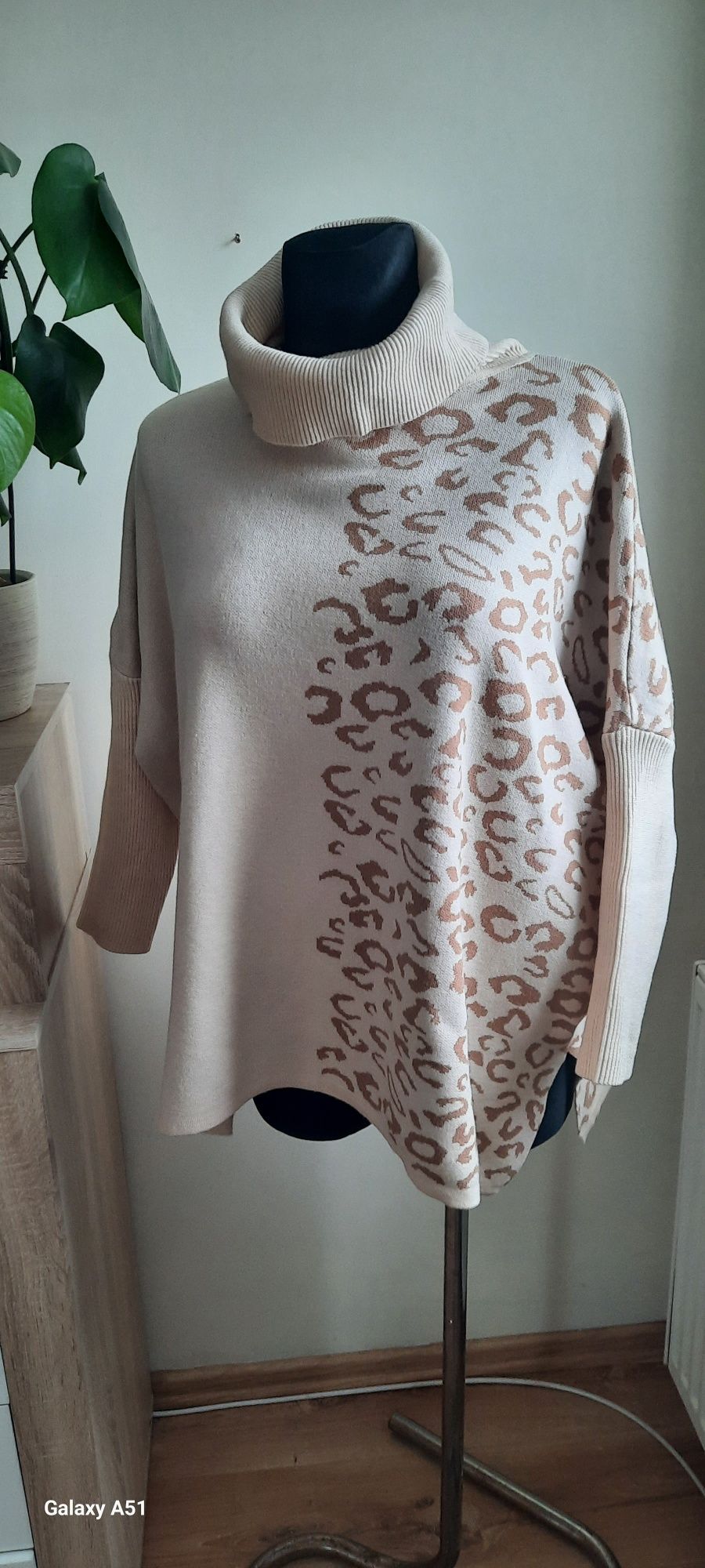 Oversize sweter z golfem panterka cętki Minouu