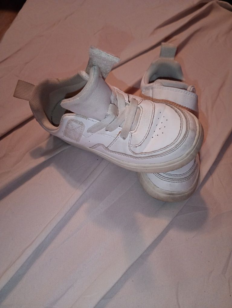 Białe adidaski rzepy gumki