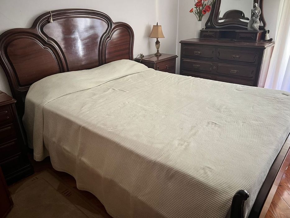 Quarto completo em madeira maciça – excelente estado