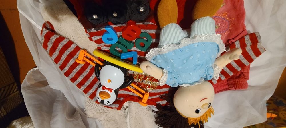 Віддам безкоштовно речі 3 років іграшки