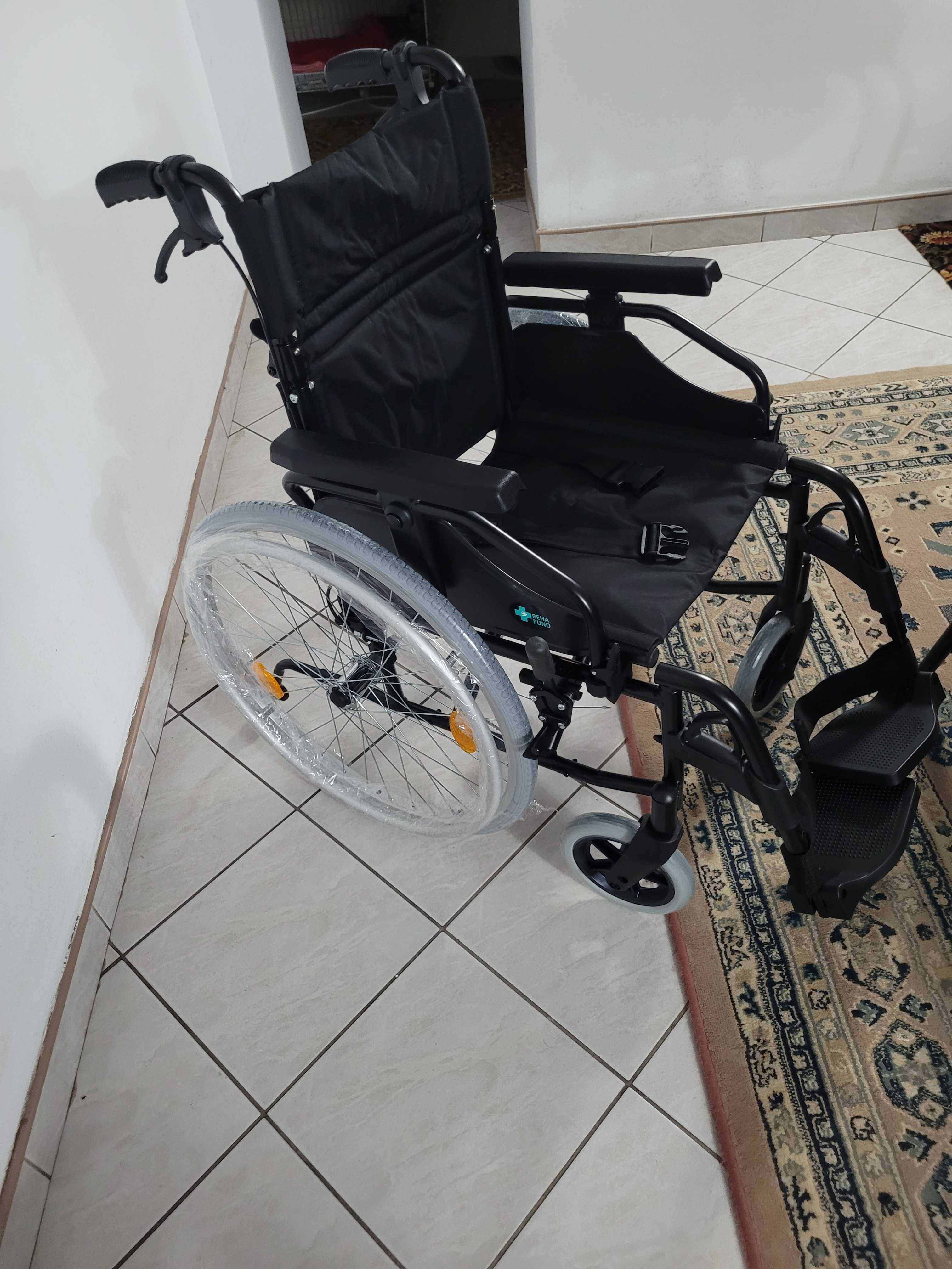 Wózek inwalidzki z hamulcami oraz zabezpieczeniem przed wywróceniem