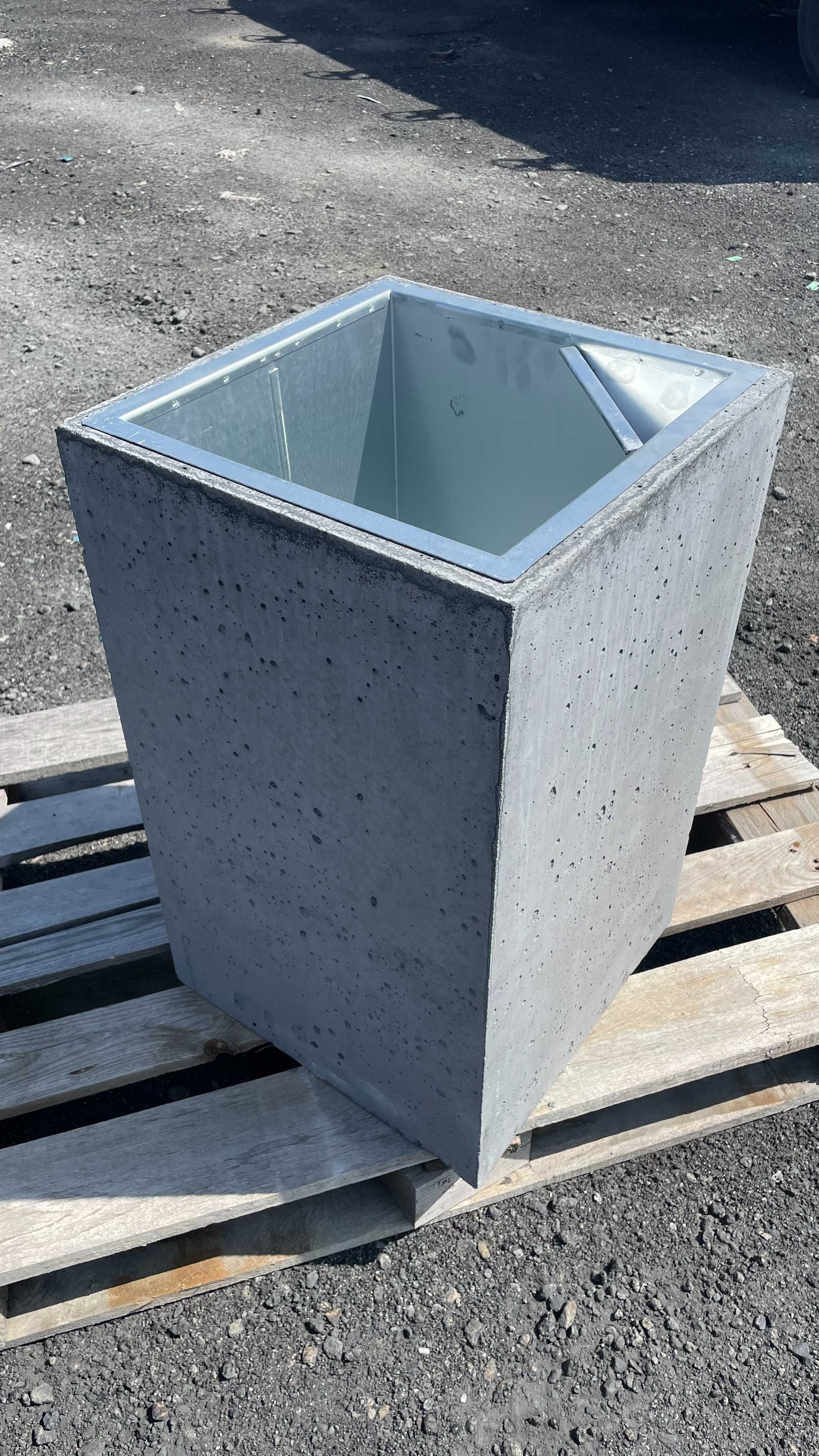 kosz betonowy, donica  betonowa z wkladem 40x40x65