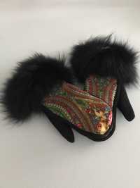 Зимові жіночі рукавички з українською тематикою