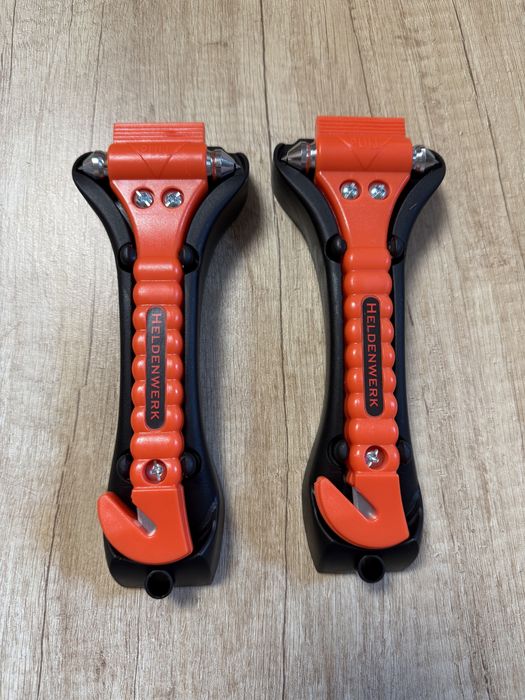 Młotek bezpieczeństwa do wybijania szyby i przecinania pasów