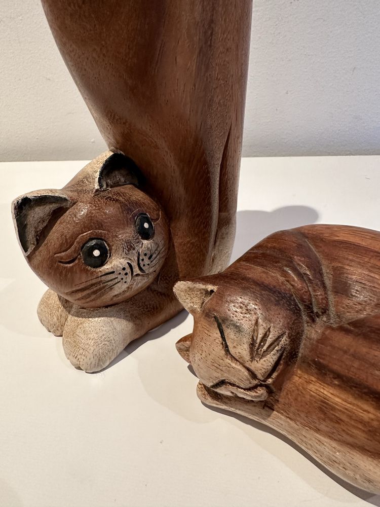 Gatos decorativos em madeira