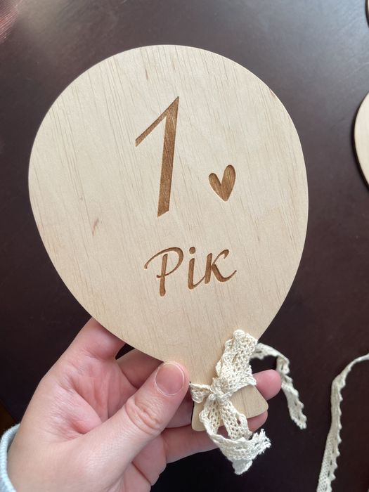 Деревʼяні таблички з номерами