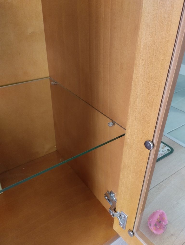 Komoda witryna z ryflowaniem po bokach. Podświetlenie LED