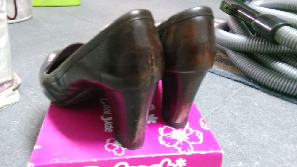 Sapatos de pele da marca Virus Moda