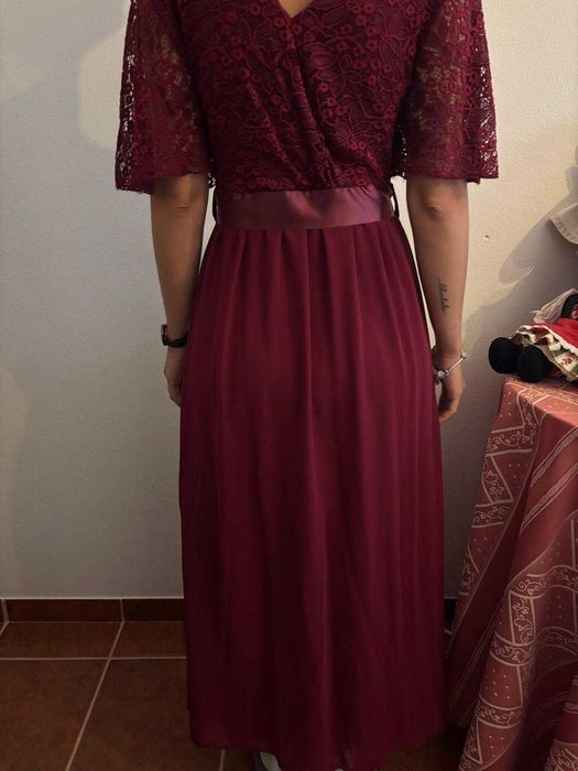 Vestido comprido em renda bordô M