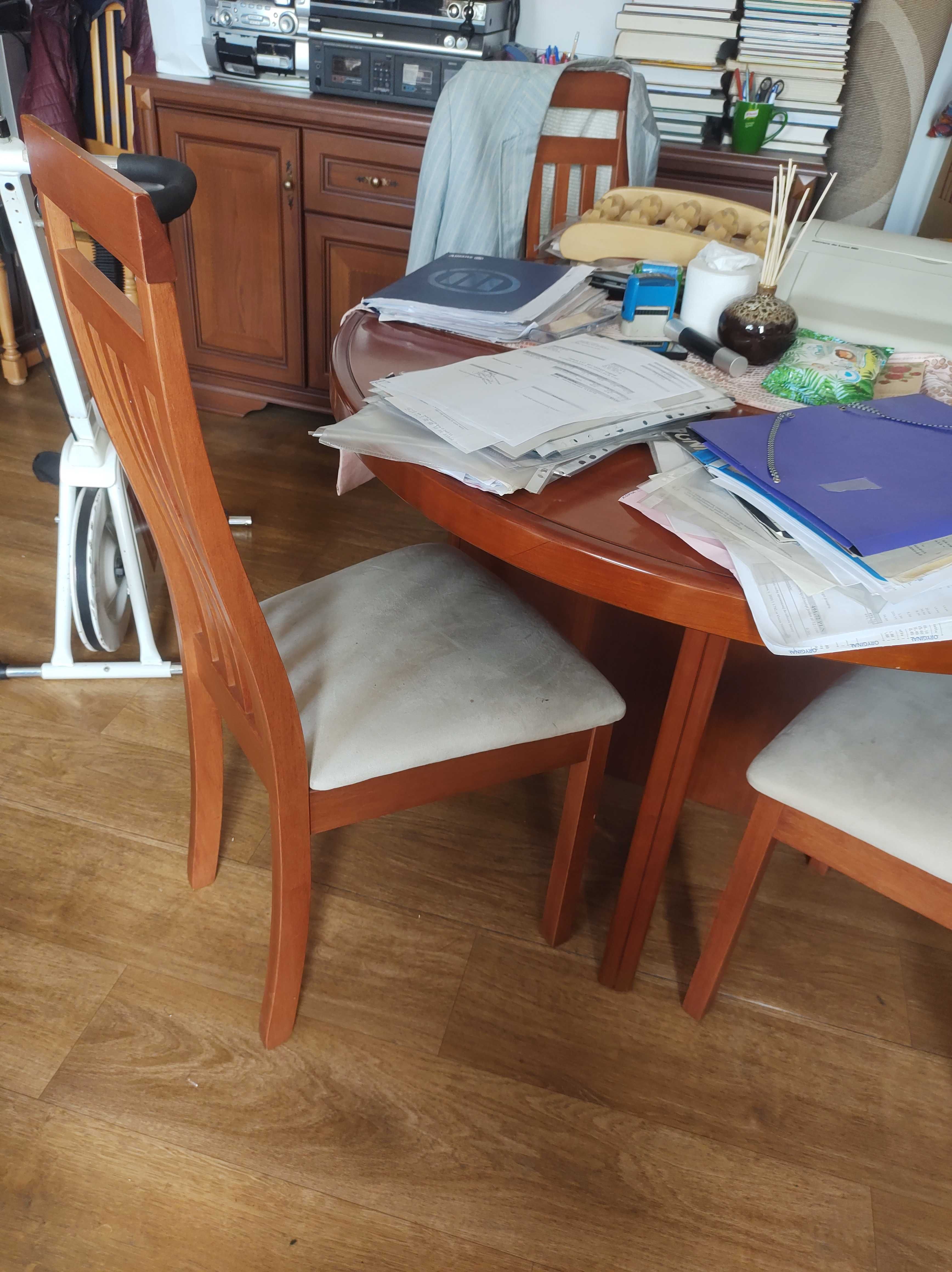 Duży stół z litego drewna i 4 krzesła