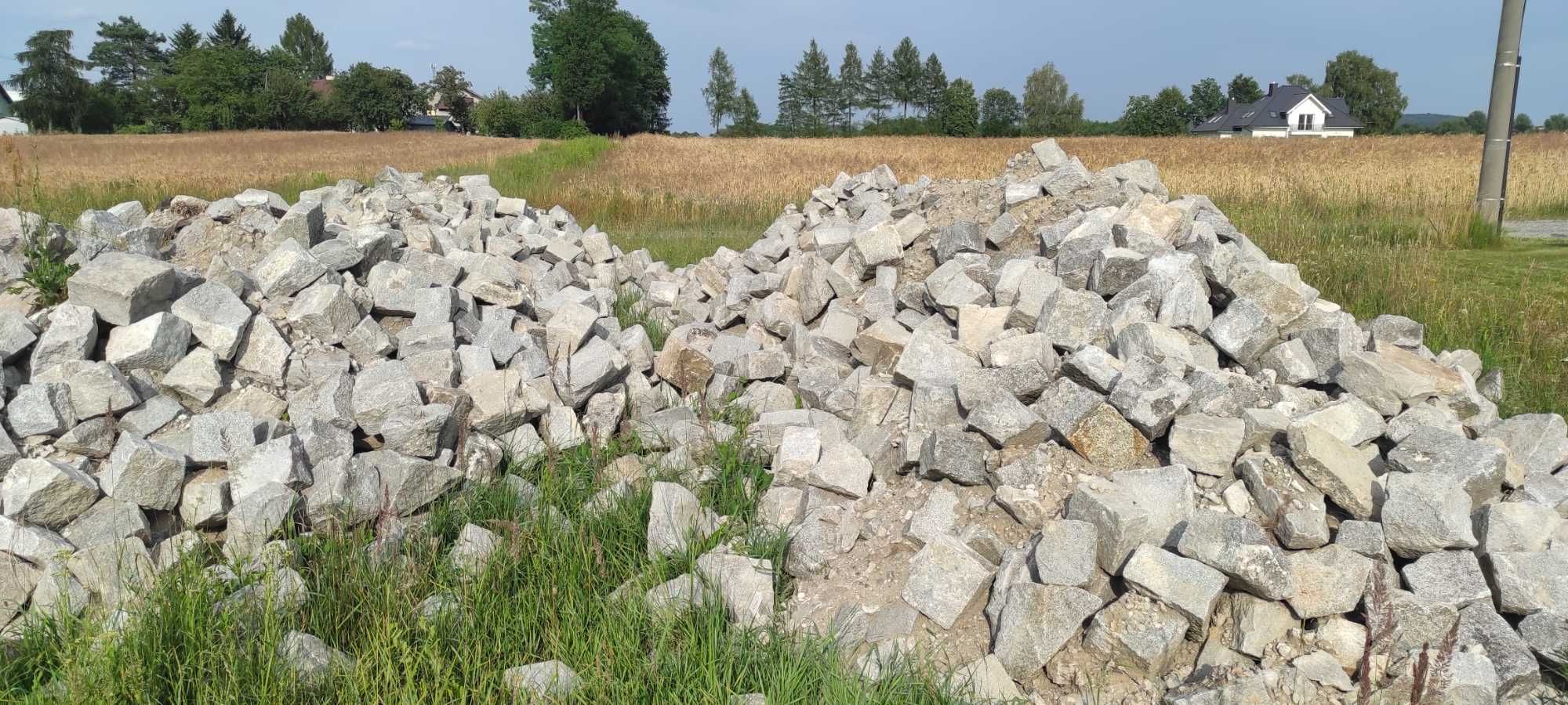 Duża kostka granitowa