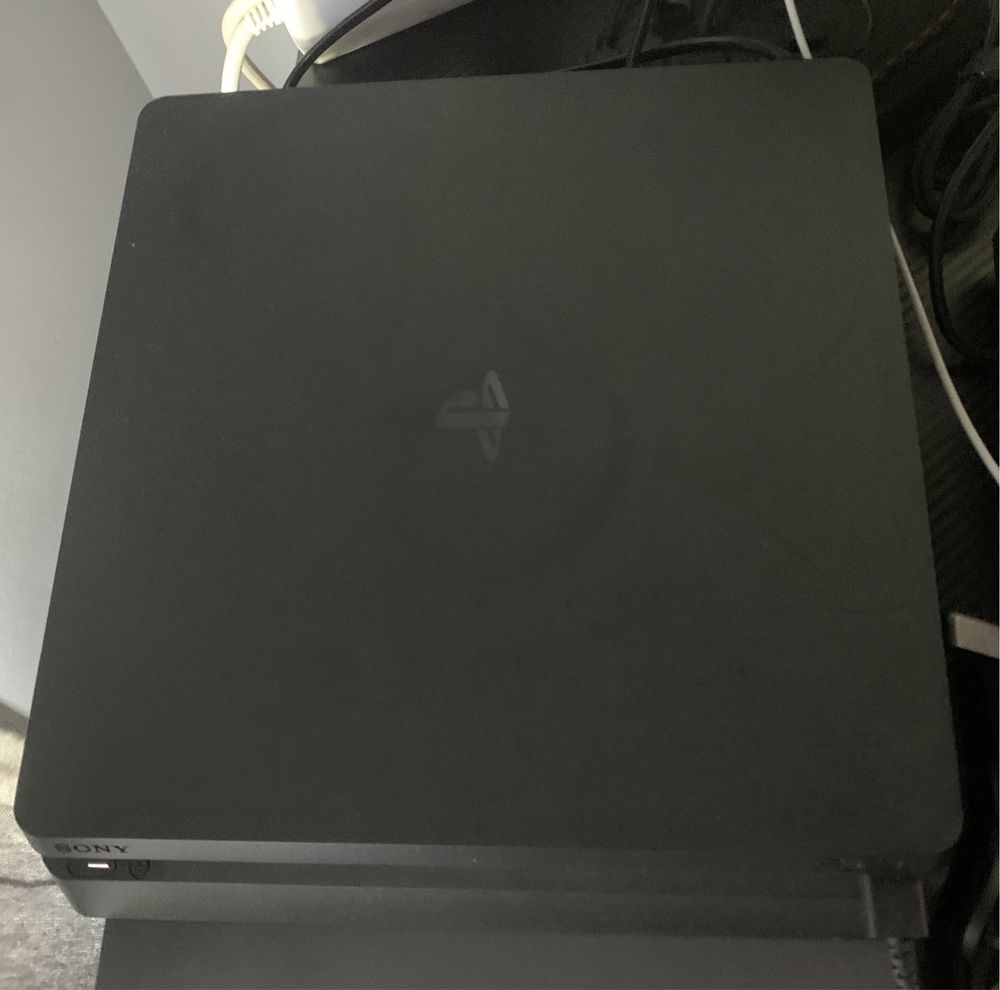 ps4 slim 1TB + 1 comando com caixa como nova