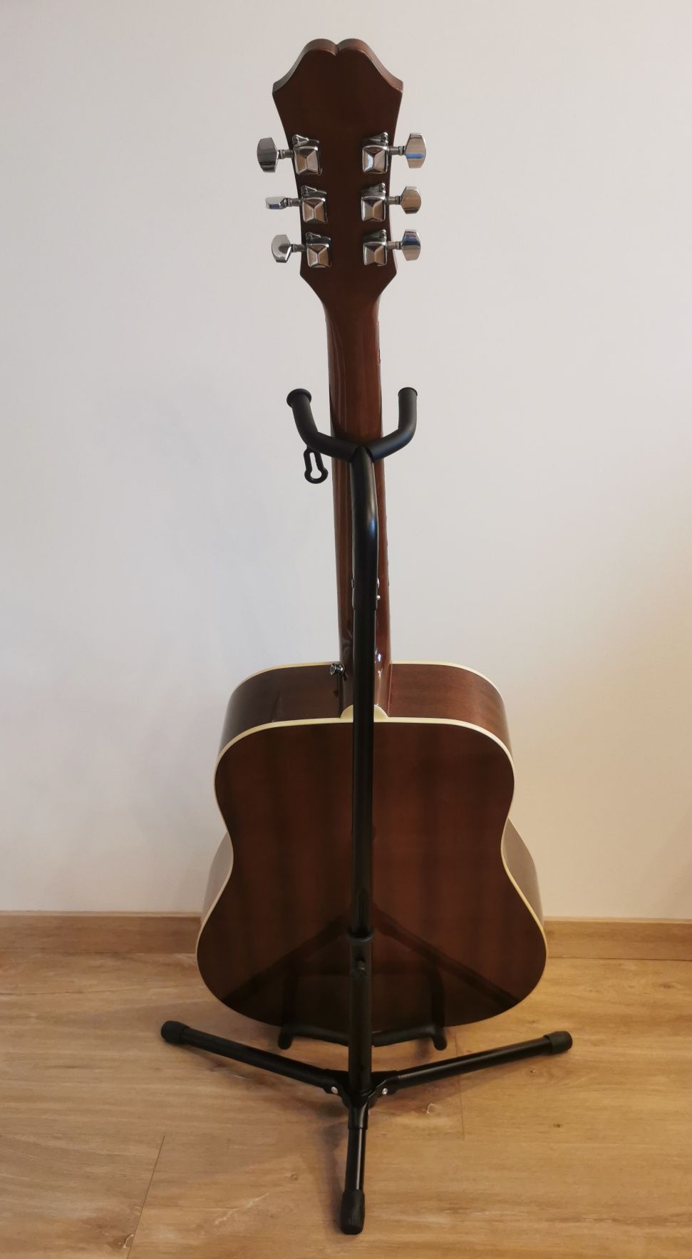 Sprzedam gitarę akustyczną Epiphone DR- 100 VS z futerałem i stojakiem