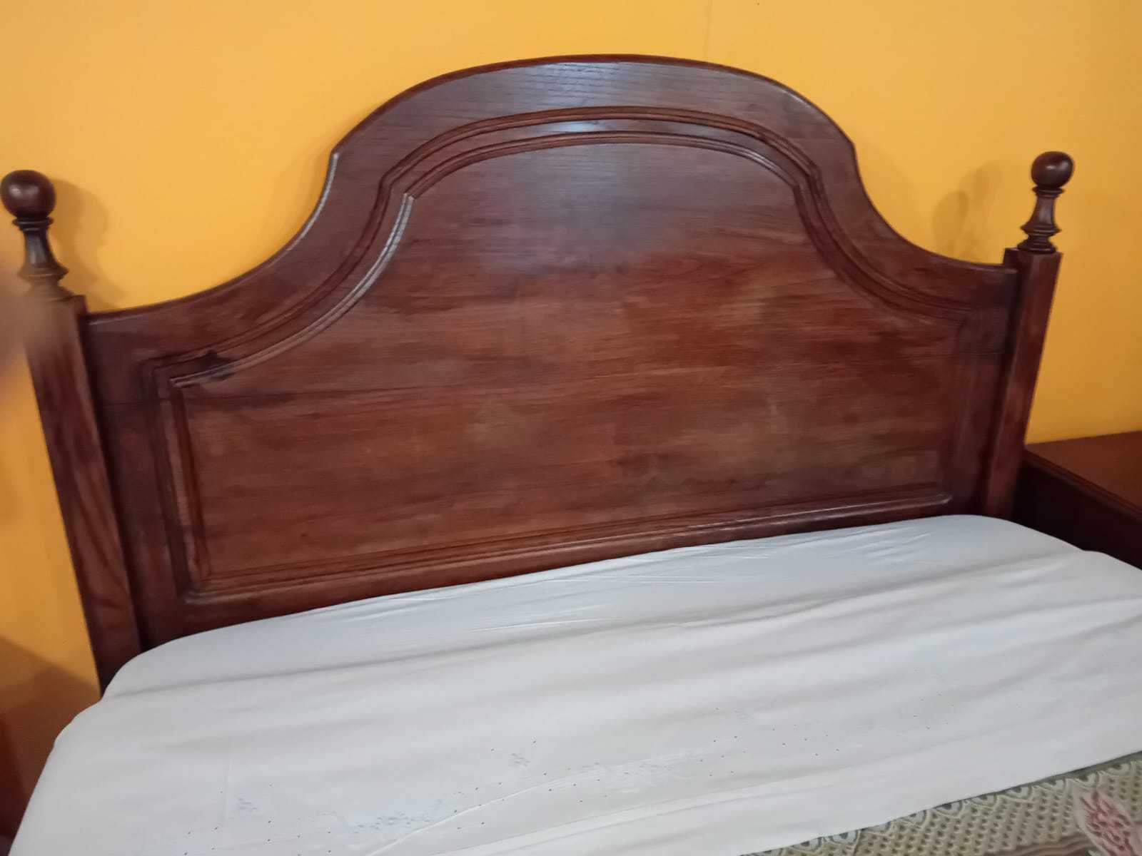 Cama de madeira + colchão em otimo estado