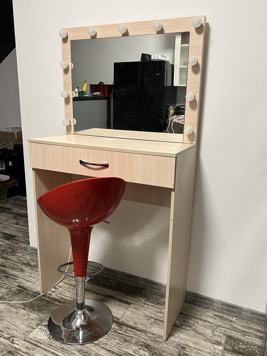 Візажне дзеркало і барний стілець, гримерне дзеркало