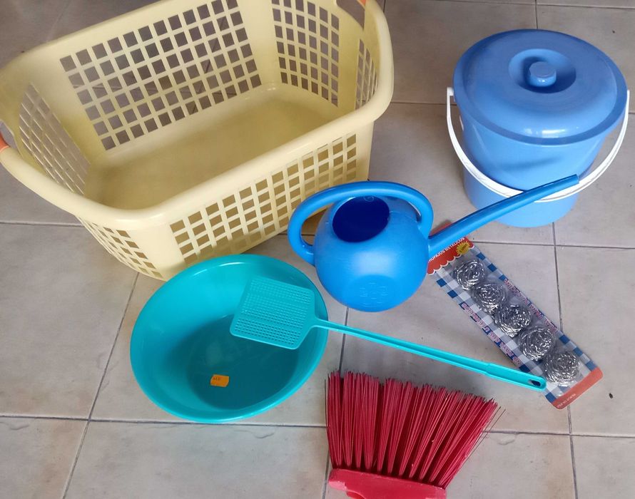 Cesto de roupa, balde, regador e outros, o lote todo por 5€