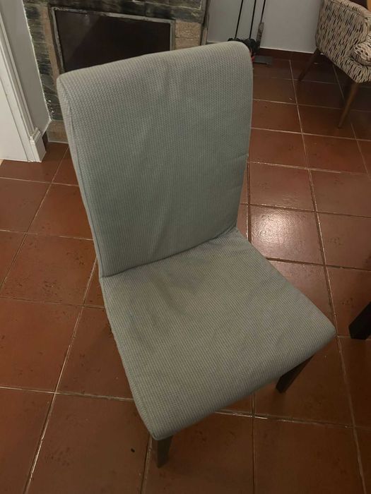 4 cadeiras cinzentas e 2 beges