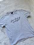 szary T-shirt z napisami New Look L