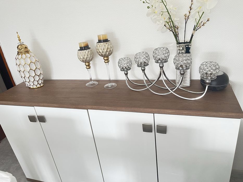 Mesa c/ cadeiras e aparador