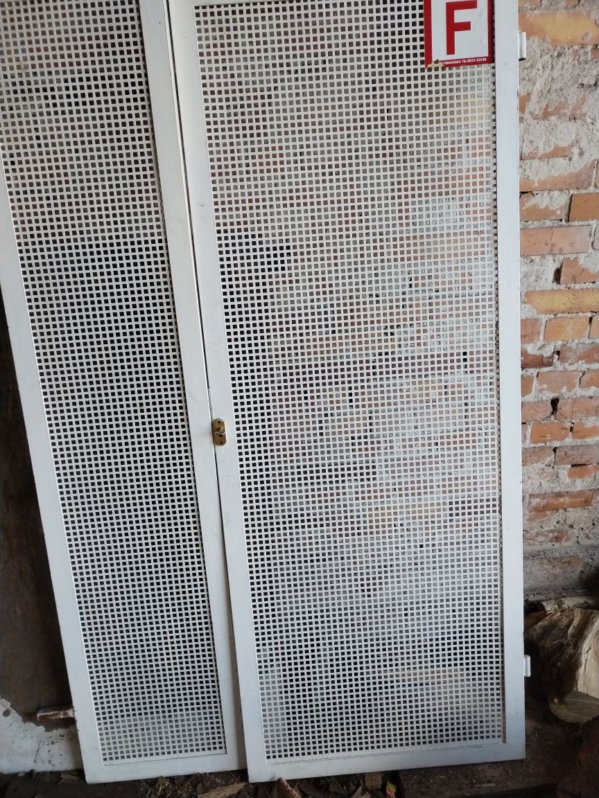 Drzwi metalowe perforowane