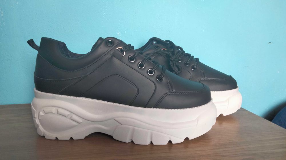 Nowe oryginalne czarne adidasy na platformie r 38