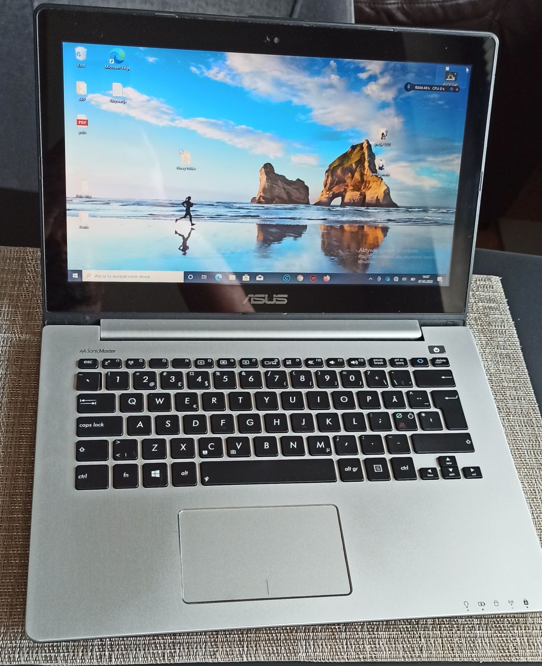 Asus s 300 procesor i3  500 GB ssd 13,3 dotyk