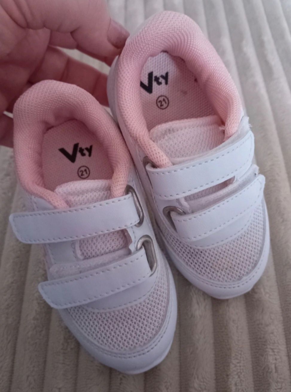 Adidasy dla dziewczynki Vty roz.21