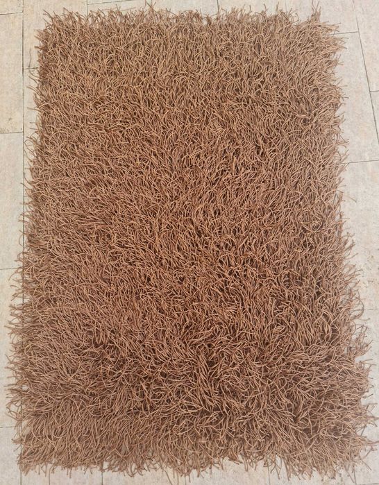 Tapete castanho com franjas