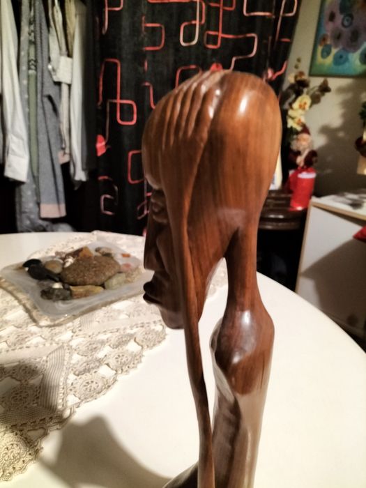 Estátua em madeira, assinada