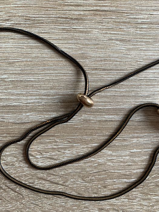 Czarny złoty regulowany naszyjnik ze skórzanymi elementami