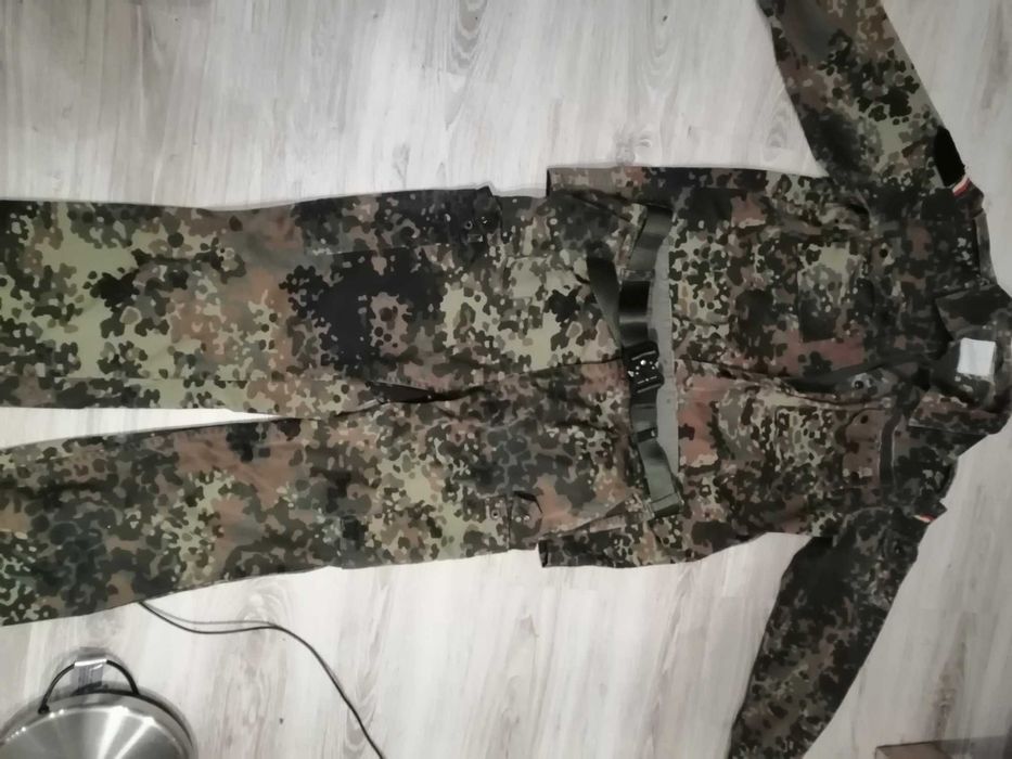 Mundur polowy z paskiem taktycznym.