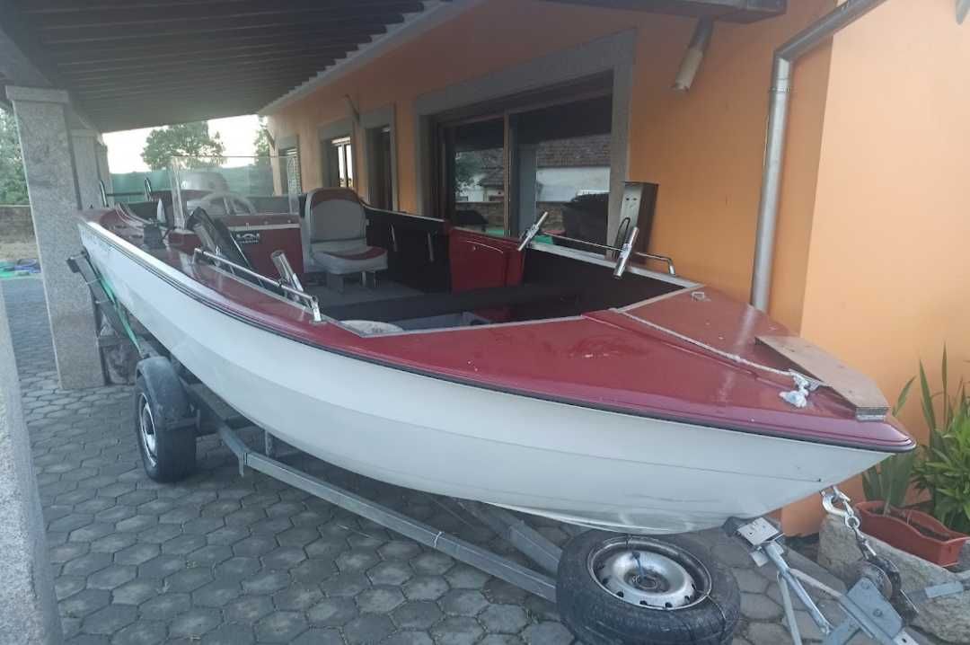 Barco com motor 40cv