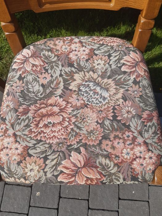 Sprzedam 8 krzeseł dębowych