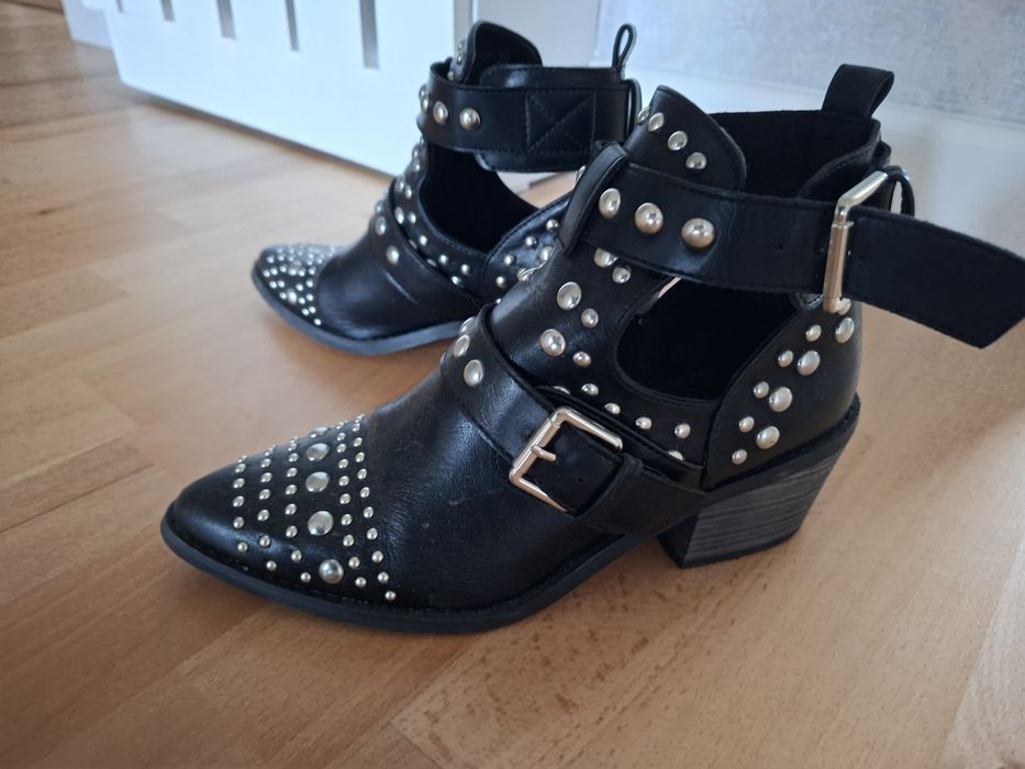 Botki z ćwiekami Deezee