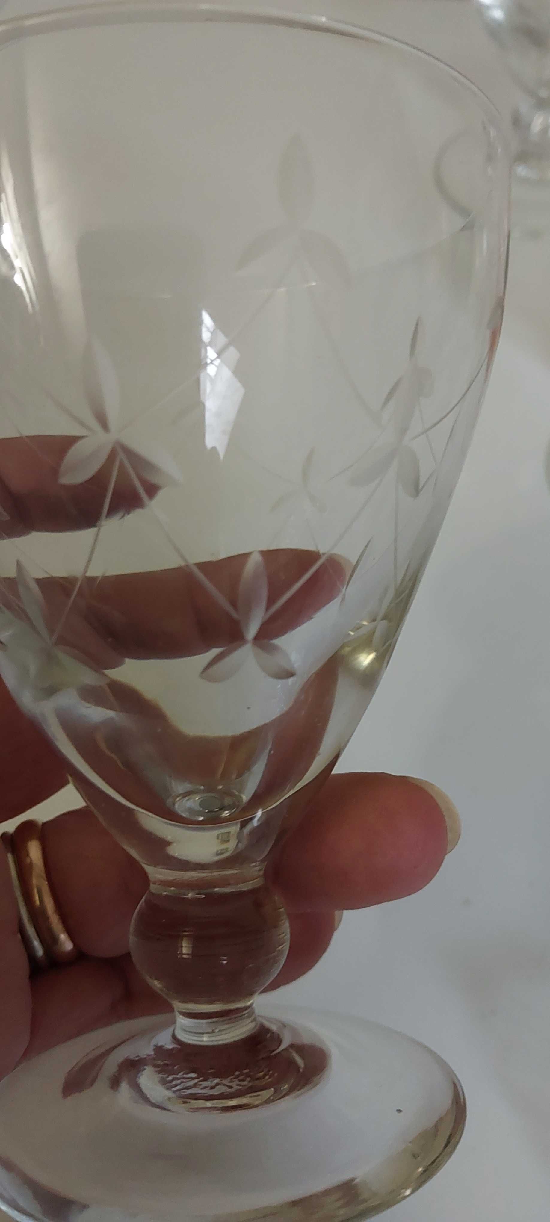 Parte de serviço de copos em meio cristal