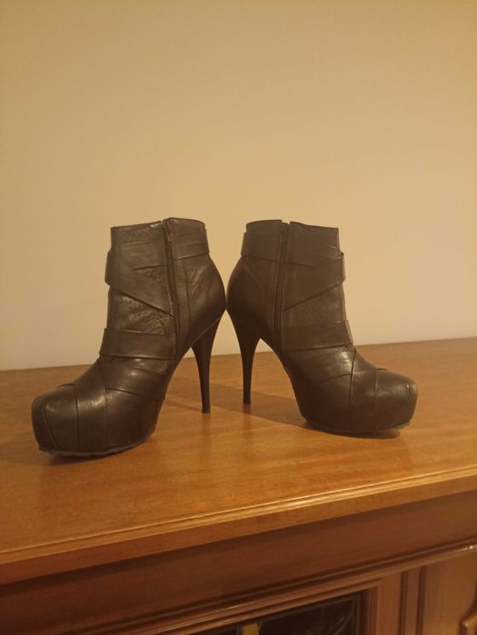 Damskie kozaki Gino Rossi rozmiar 38 na koturnie i szpilce Cena 80 zł