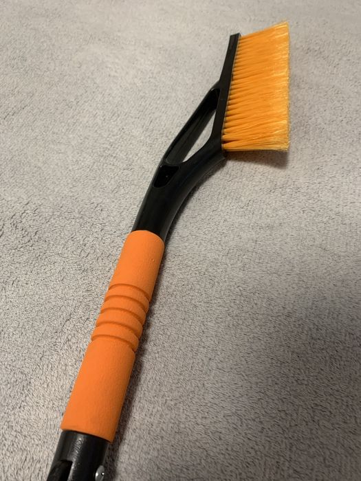 Щетка со скребком автомобильная от снега lavita