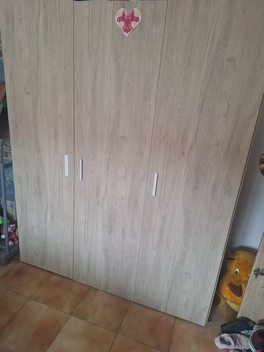 Vendo guardar roupa pouco tempo de uso .