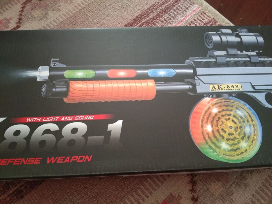 Продам игрушечный автомат со светом и звуком