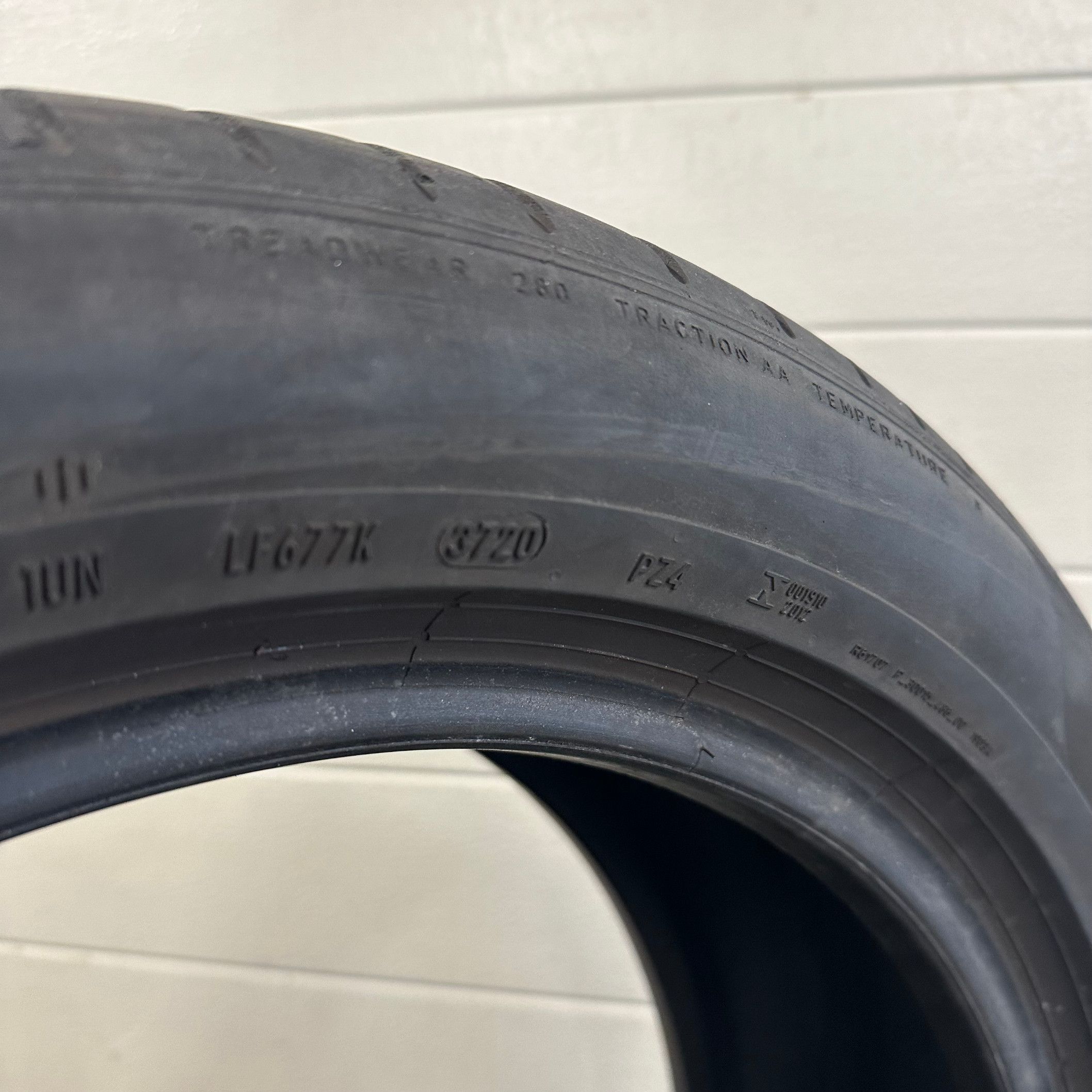 Opony Pirelli P ZERO - 235/50/19