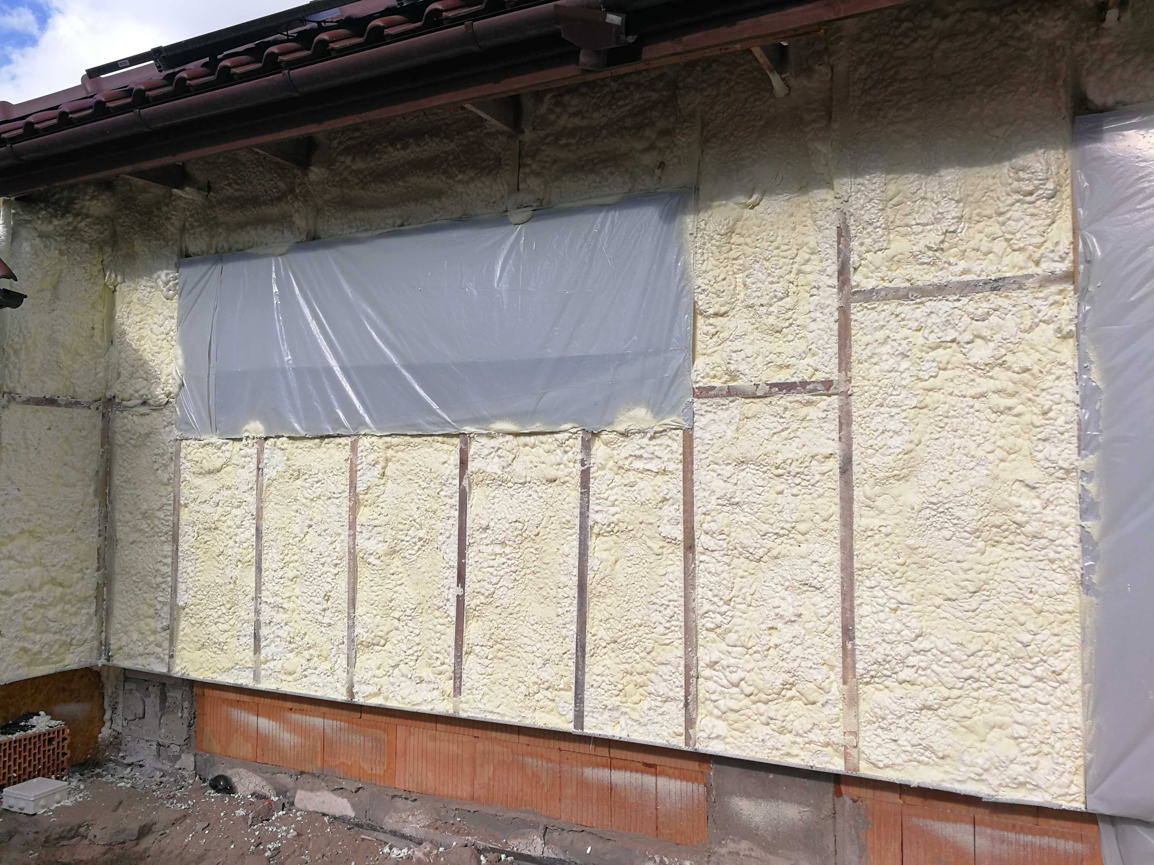 Ocieplenie domu poddasza, natrysk pianki izolacja ocieplenia piana PUR