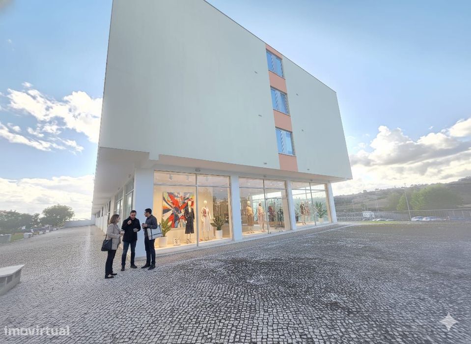 Loja  armazém garagem ideal  apartamentos comércio logística Azambuja