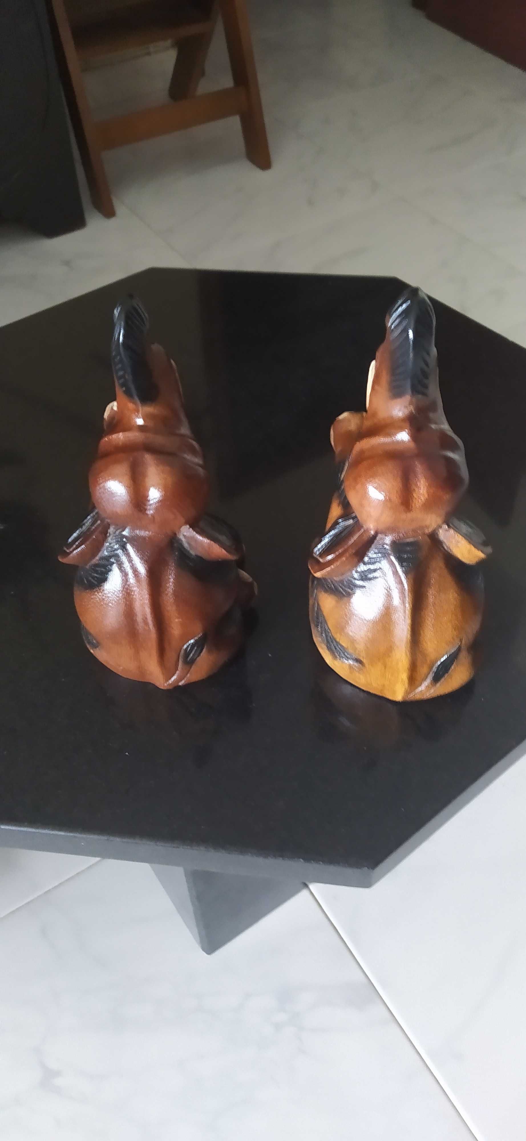 Elefantes em madeira maciça