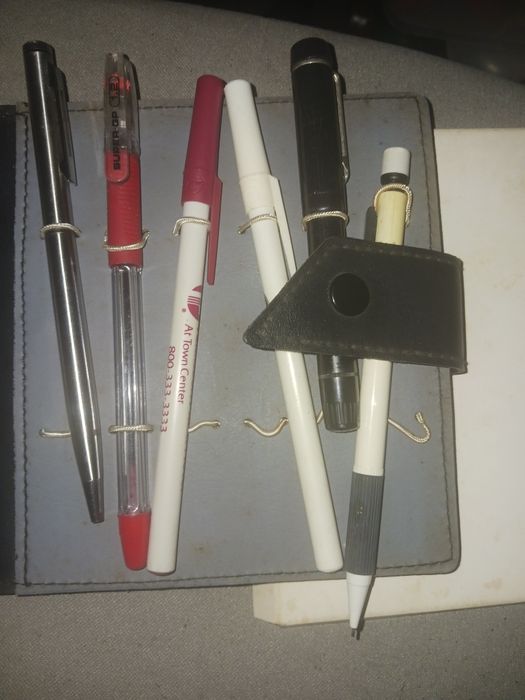 Porta canetas com canetas e lipizeira