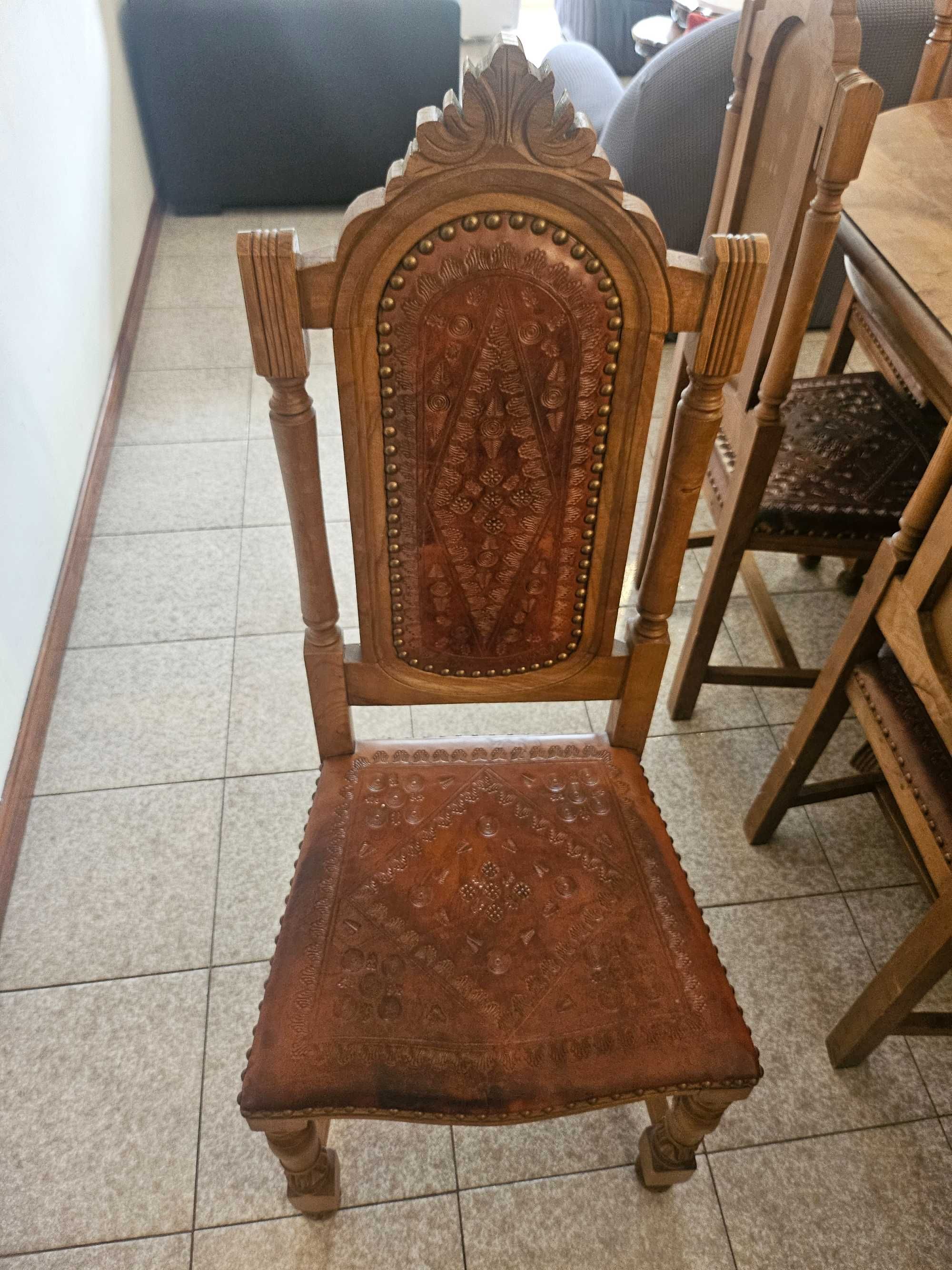Mesa sala madeira maciça + 8 cadeiras de madeira e couro