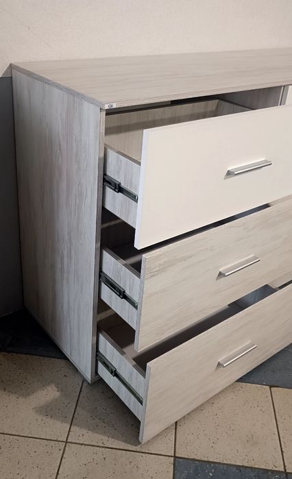 Комод з шухлядами в наявності