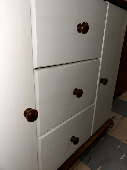 Drewniana szafka narożna